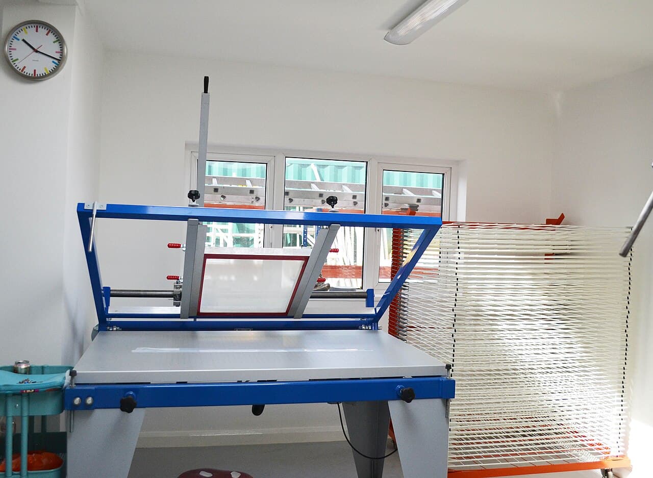 Bancada profissional de serigrafia, imagem ilustrativa