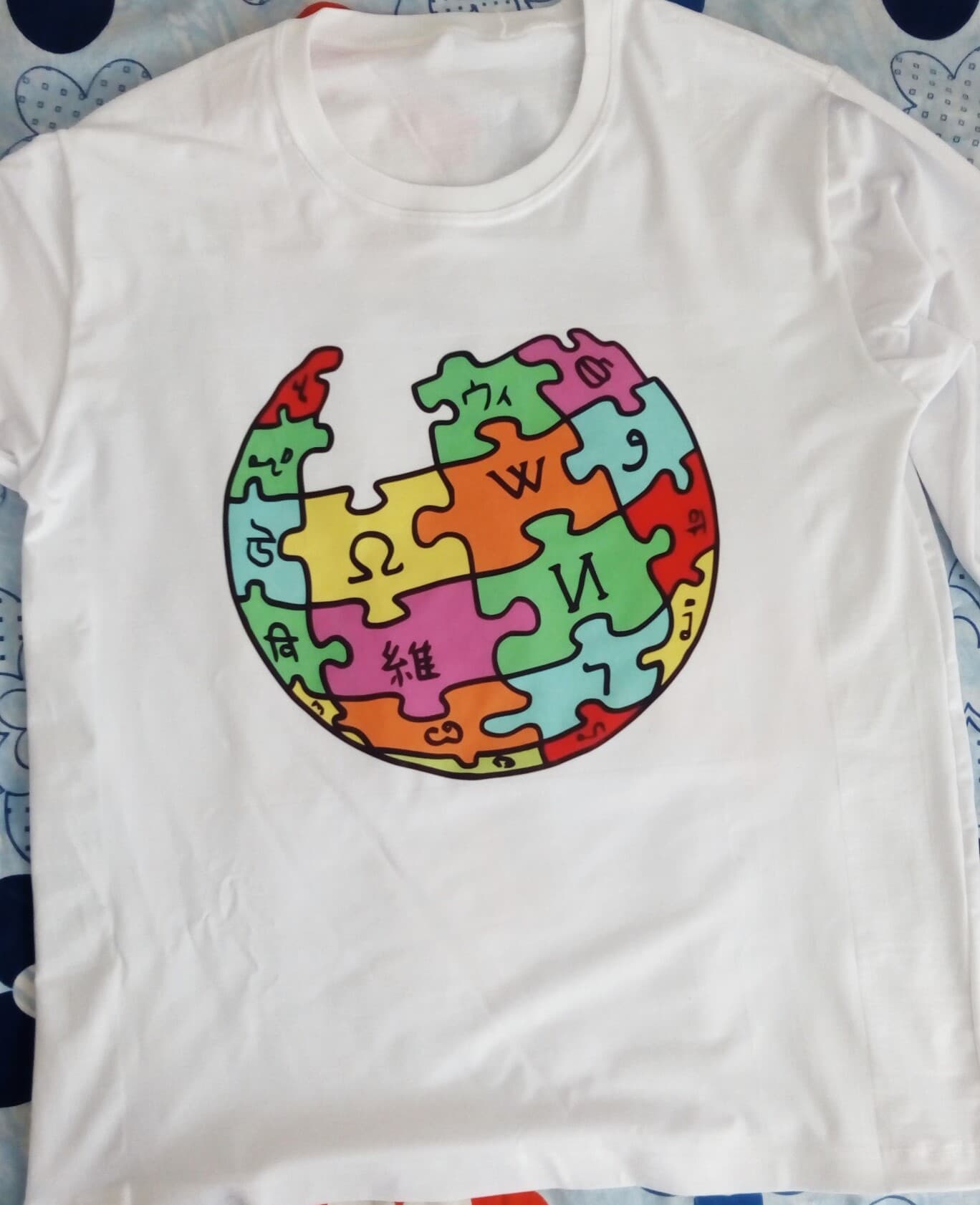 Camiseta branca com estampa colorida, imagem ilustrativa