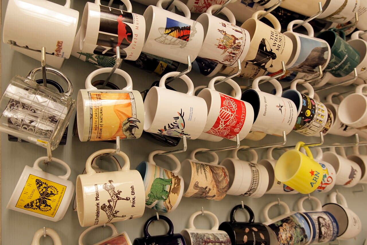 Conjunto de canecas com estampas variadas, imagem ilustrativa